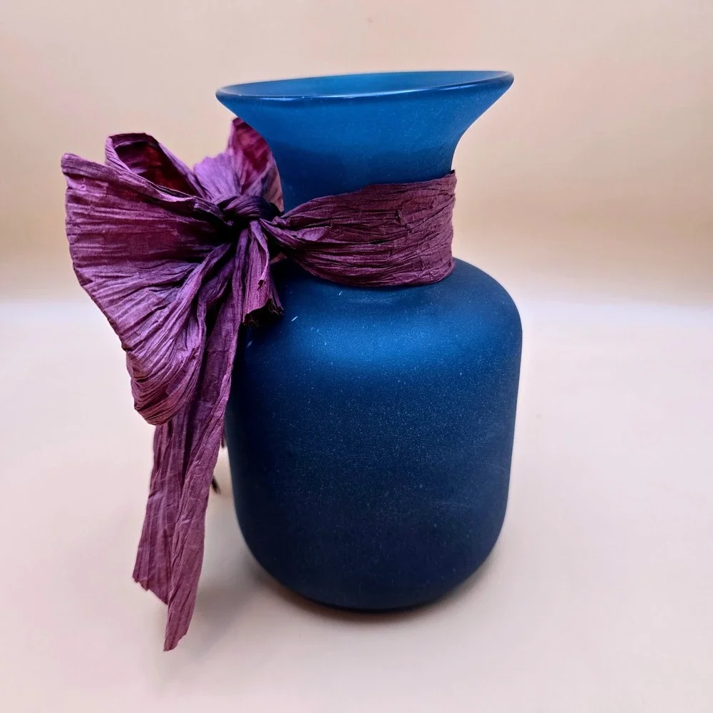 Alexander Julian Hand Blown Blue Frosted Glass‎ Vase Burgundy Raffia Bow 7 Inch